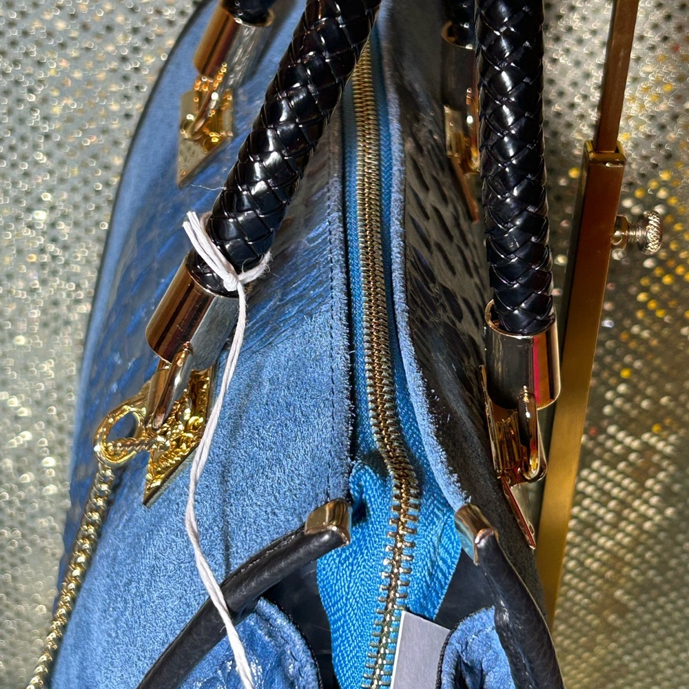 Borse in Pelle Blue Croc-Embossed Suede & Leather Bag Approx. 12” x 10” x 4” NWT - Picture 15 of 15